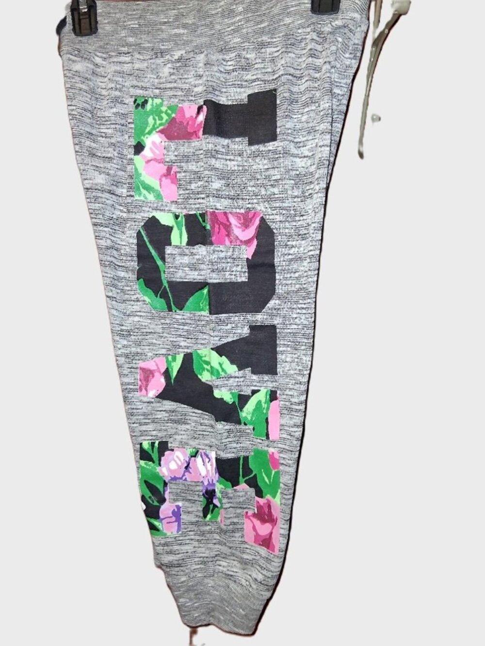 Thrill 94 cropped sweatpants in heather gray with black accents, size Medium (RN